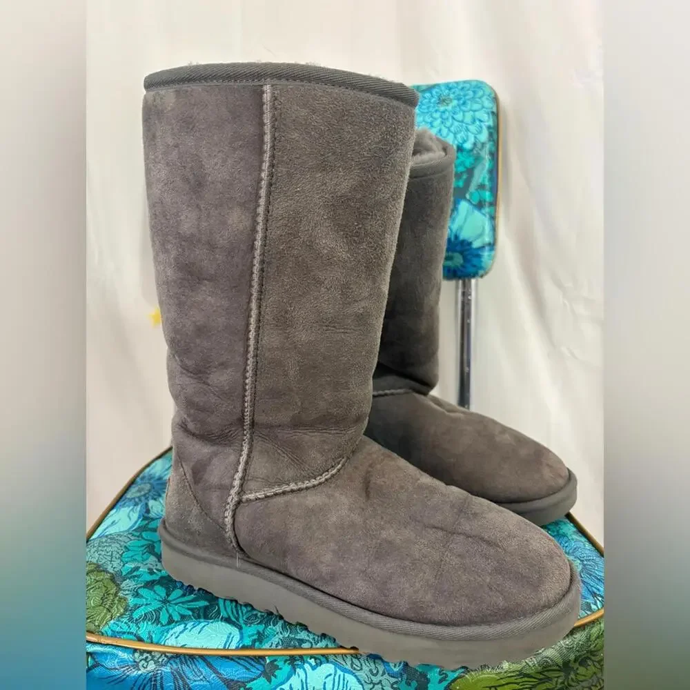 UGG Classic Gray Suede Boots Women’s‎ Size 6